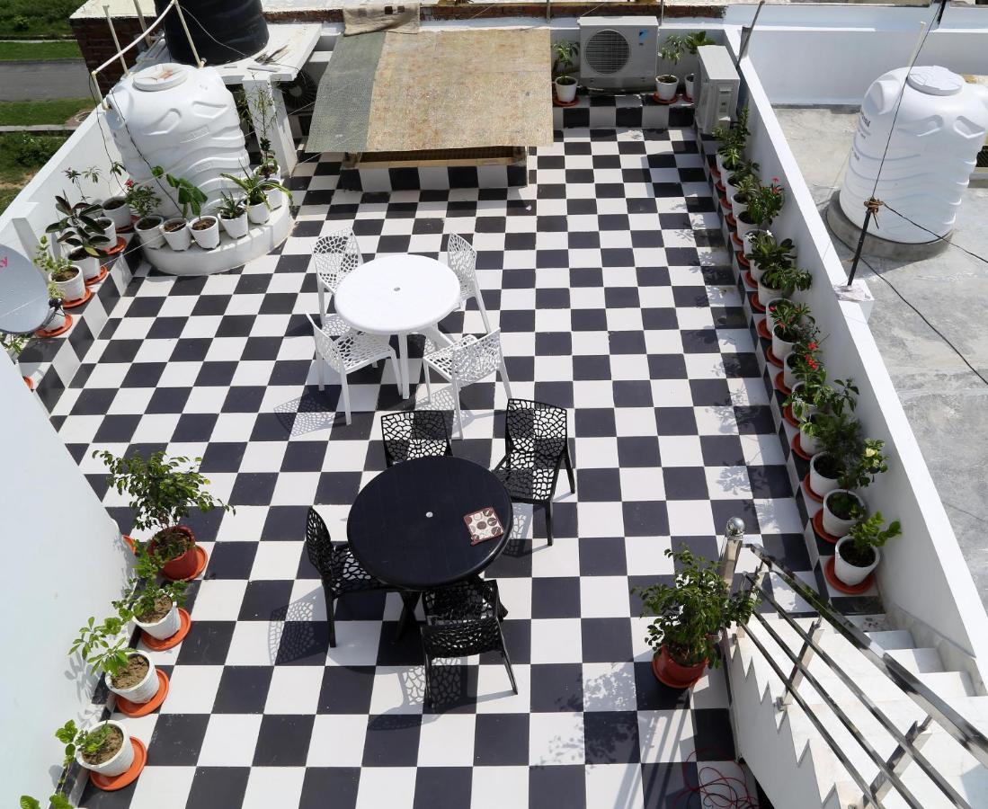 Tuk Tuk Homestay อัครา ภายนอก รูปภาพ